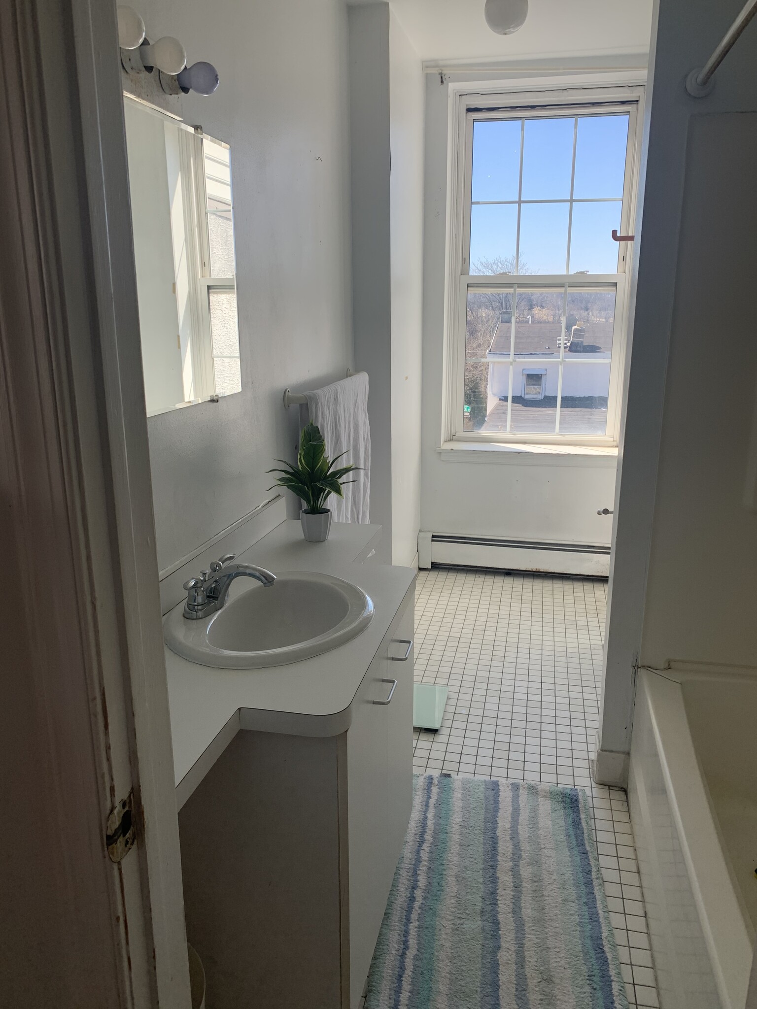 bath - 4300 Fleming St