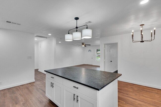 Building Photo - 6124 Sundown Dr