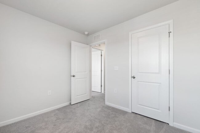 Building Photo - Bright, Spacious & Move-In Ready Townhome ...