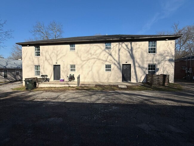 Building Photo - 208 Meadow St