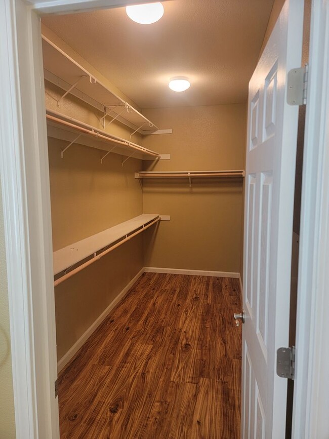 Building Photo - Gorgeous 4 bedroom 2.5 bath with large bon...