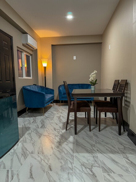 Beautiful 1 bedroom apartment with small kitchen & bathroom. Quiet street. Secured property. - 1679 Brockton Ln