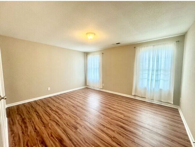 Building Photo - Fabulous home with FENCED YARD