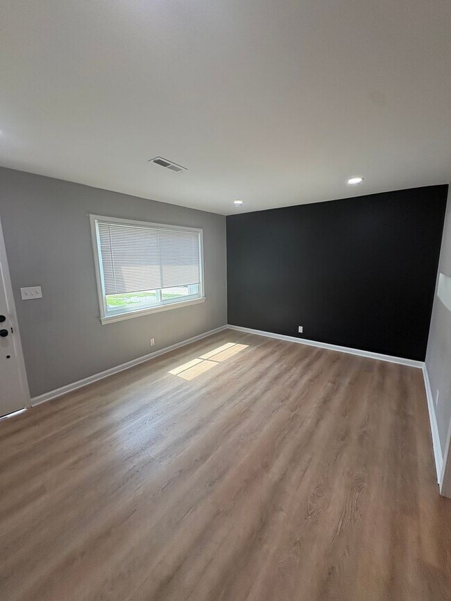 Building Photo - 123 Sequoia Dr