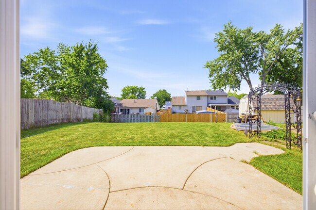Building Photo - 1320 Burns Dr