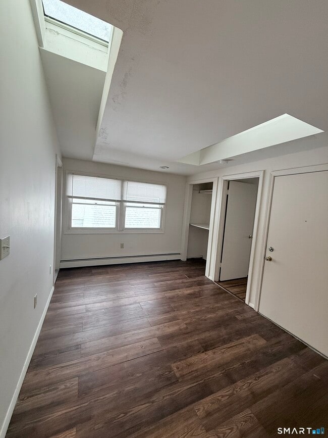 Building Photo - 341 Center St