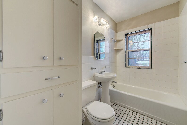Building Photo - 65 Hackberry Hill