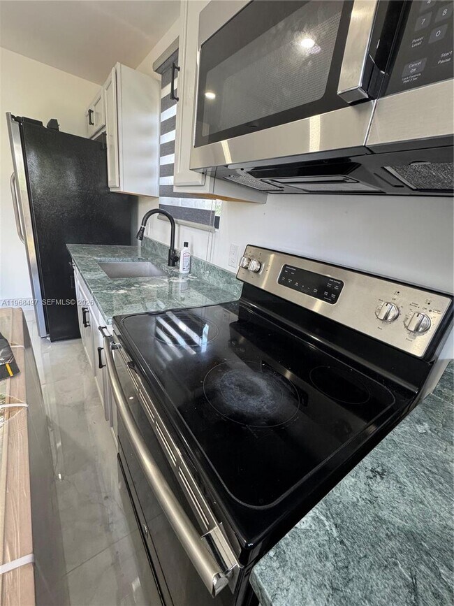 Building Photo - 1710 SW 99th Terrace