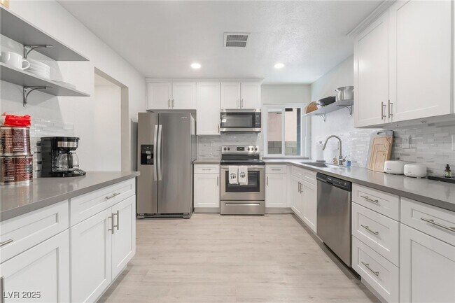 Building Photo - 3209 Kings Way
