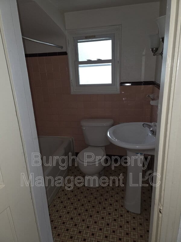 Building Photo - 489 Norton St