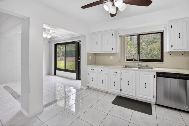 Building Photo - "Spacious 2-Bed, 2-Bath Boynton Beach Gem with Modern Granite Elegance – 1400 Sq Ft!"