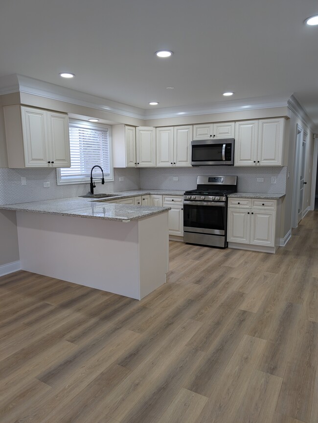 Beautiful, updated kitchen - 4530 Sunnyside Ave