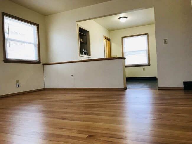Building Photo - Single Family 3 Bedroom Home