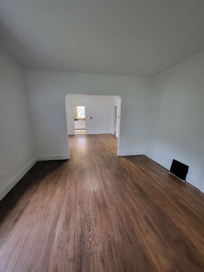 Building Photo - 2 bedroom, 1 bath house