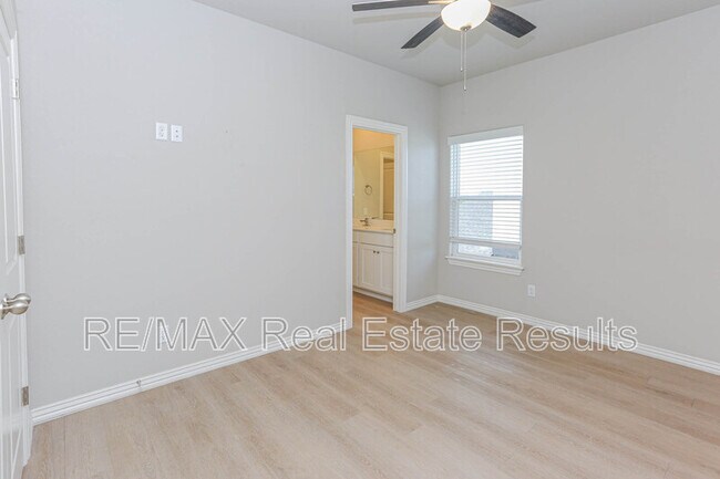 Building Photo - 1401 SW Poigai Wy