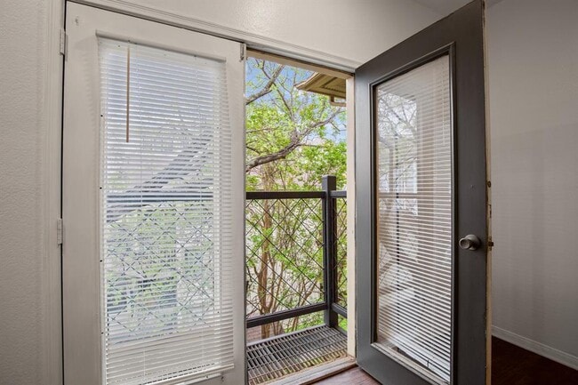 Building Photo - 1006 1/2 W 22nd St