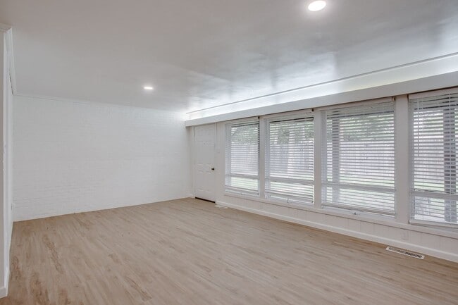 Building Photo - Pre Leasing for Fall 2026! 4/3 in Medical District