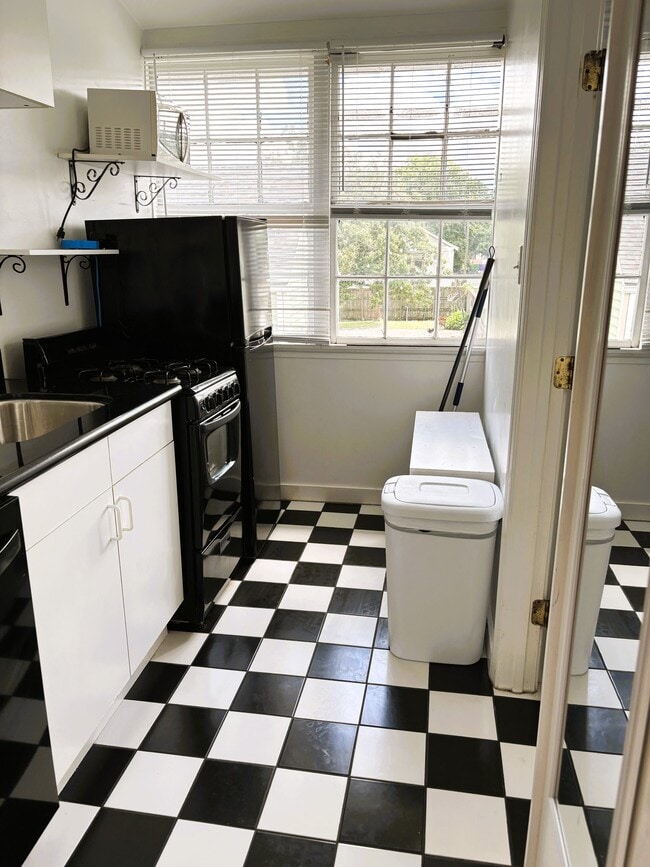 Building Photo - 7114 Freret St
