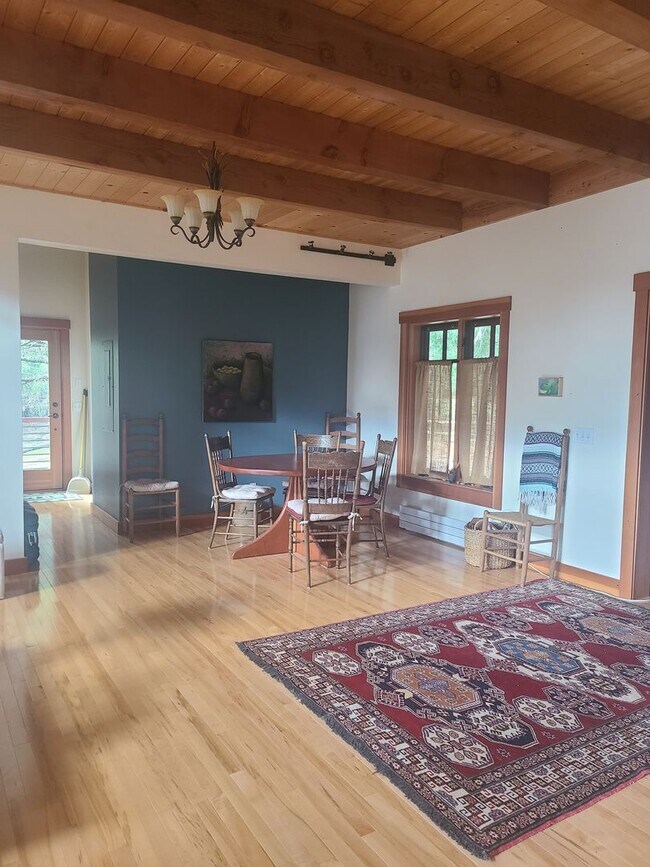 Building Photo - Lovely Rental Home on Cady Mountain