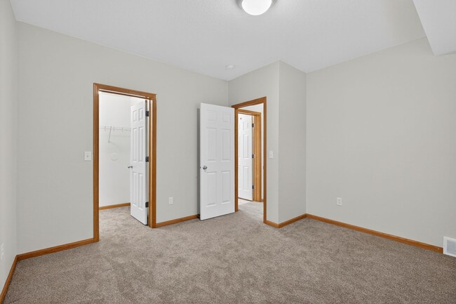 Building Photo - 3 Bedroom 3.5 bath