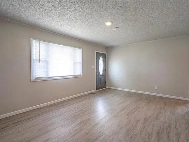 Building Photo - Updated 3 Bedroom Ranch