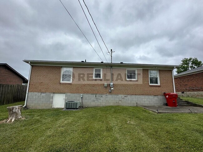 Building Photo - 530 Foxwood Dr