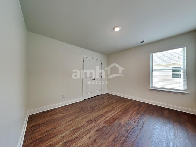 Building Photo - 2052 Windsor Park Ave