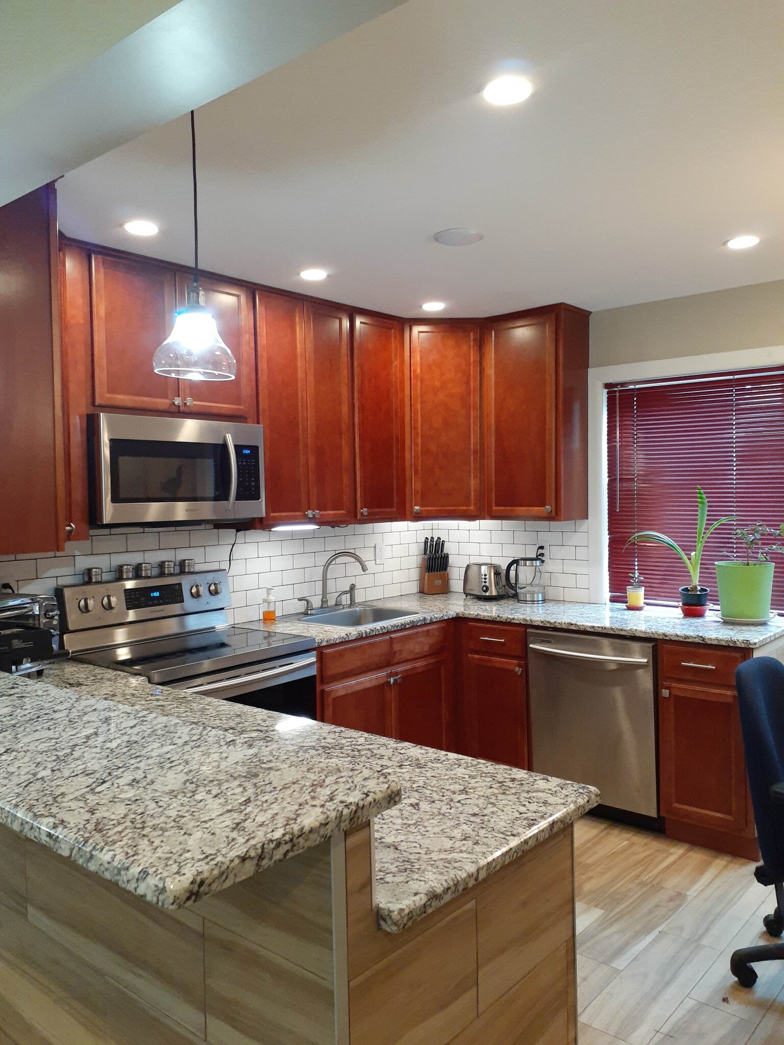 Kitchen with granite counter-tops - 4 Kathleen Ct