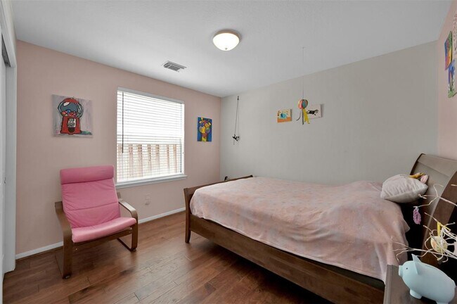 Building Photo - 24 E New Avery Pl