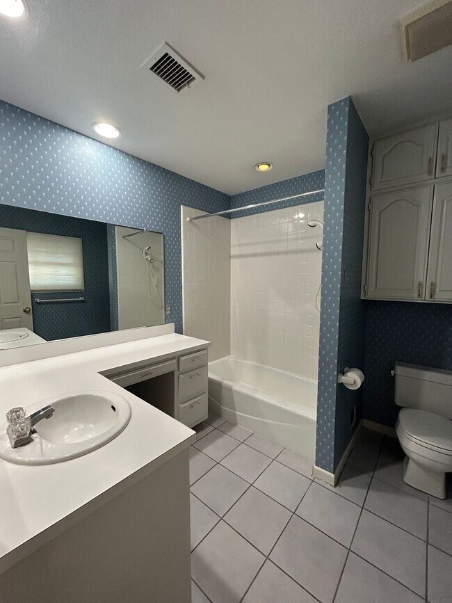 Building Photo - Beautiful Large Family Home!!!