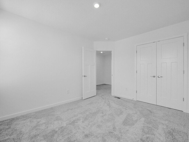 Building Photo - Modern 3 Bed, 2.5 Bath Condo – Spacious, S...