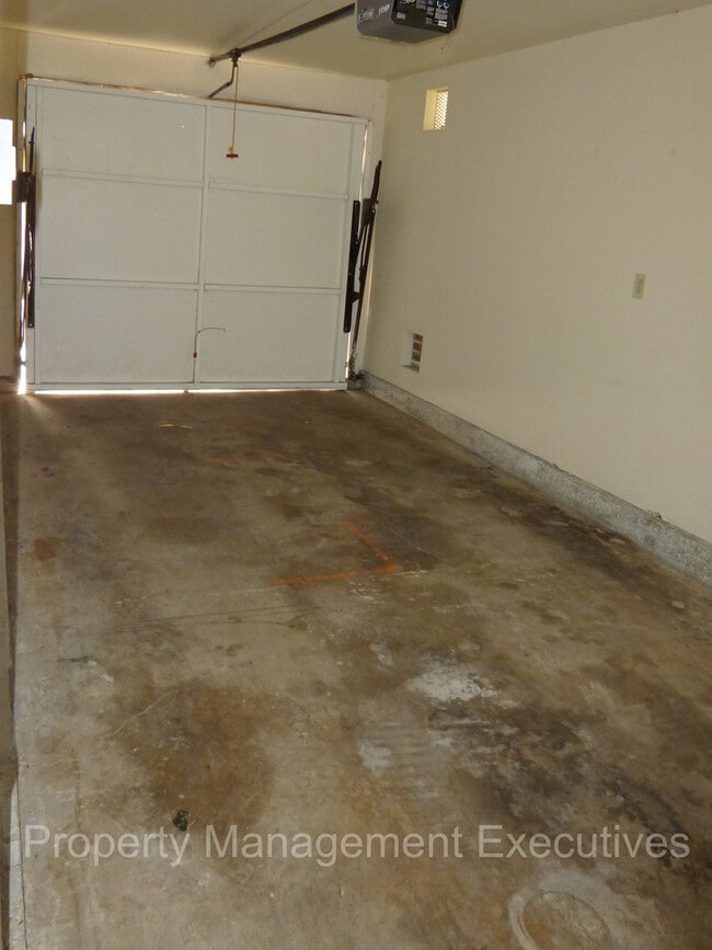 Building Photo - Smaller 2 Bedroom, 1 Bath Duplex Unit with Garage & Washer/Dryer Hook-Ups