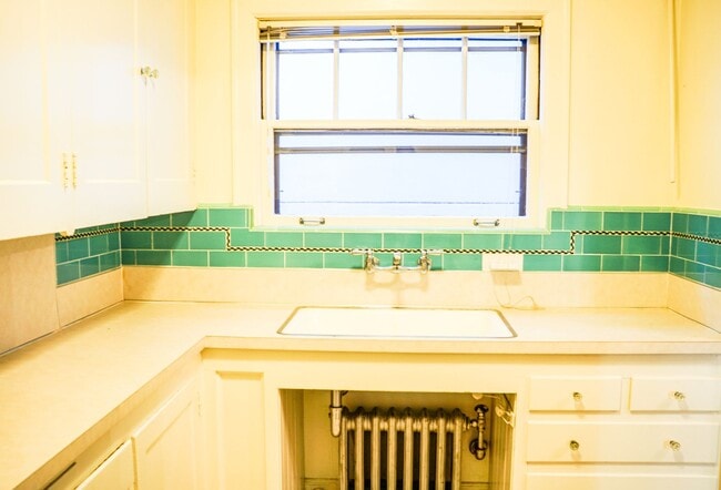 Building Photo - Stunning 2-Bed Townhouse in Goose Hollow B...