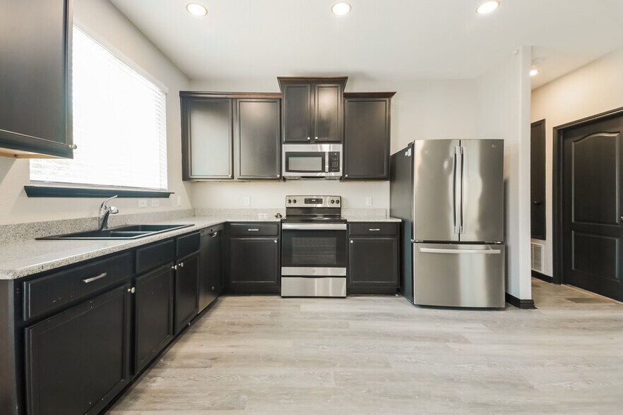 Building Photo - 9136 Benevolent Ct