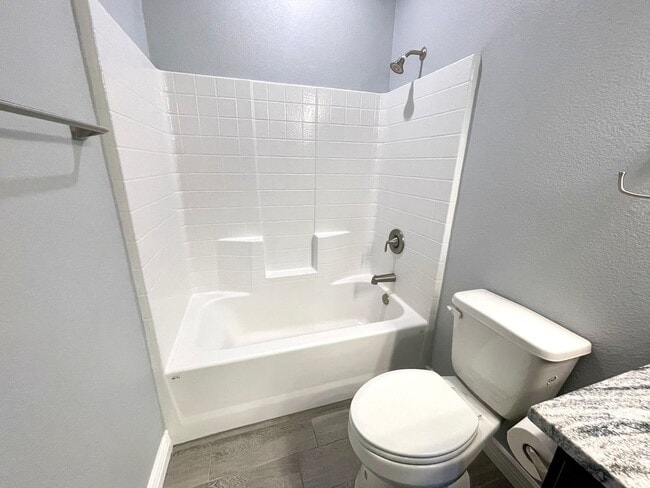 Building Photo - Beautiful 3 Bedroom Townhome Near Kingman Hospital!