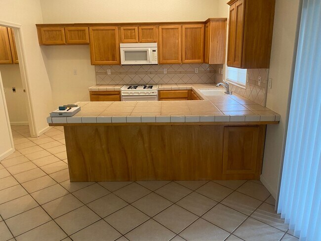 Building Photo - 4 bedroom 2 bathroom house in SE Visalia!