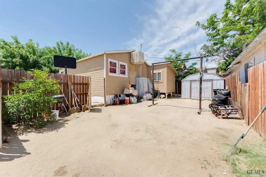 Building Photo - 300 San Emidio St