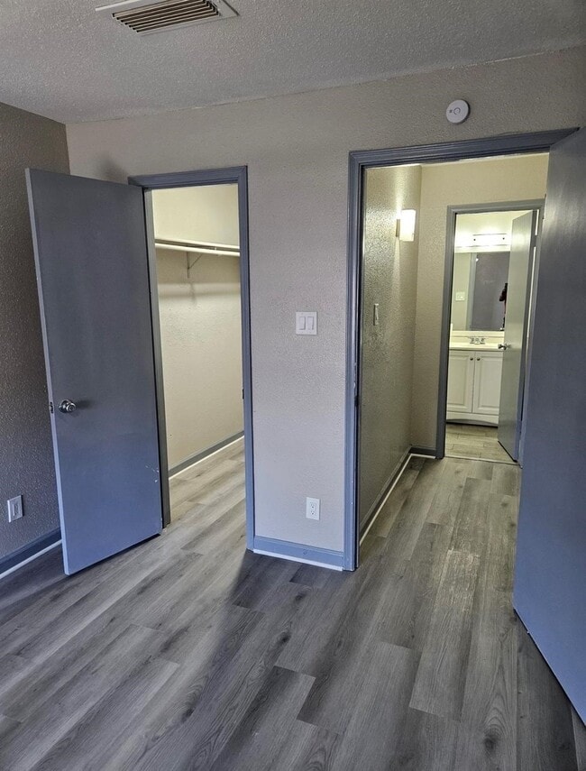 Building Photo - 9700 Leawood Blvd