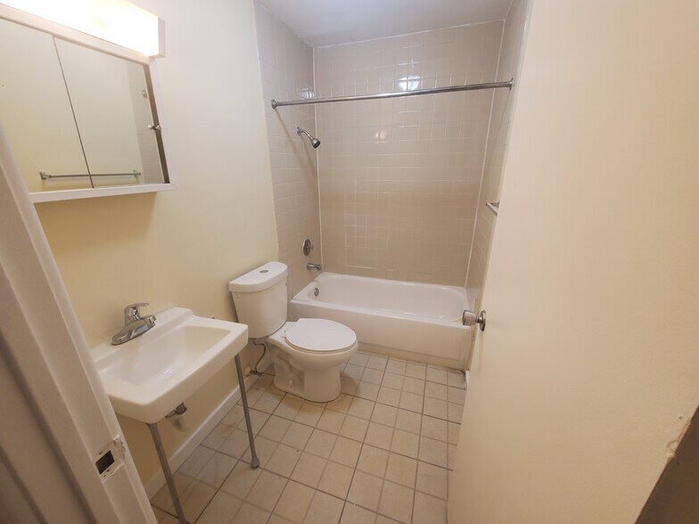 Building Photo - 1532 Hobson Dr