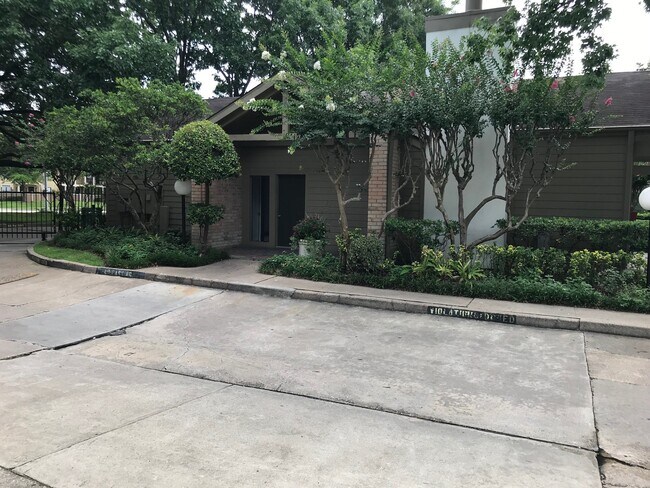 Building Photo - 10049 Westpark Dr