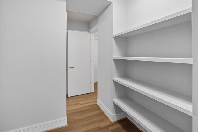 Building Photo - Short Walk to the Wharf! - Professionally Managed  and Spacious 1BR With Monument Views