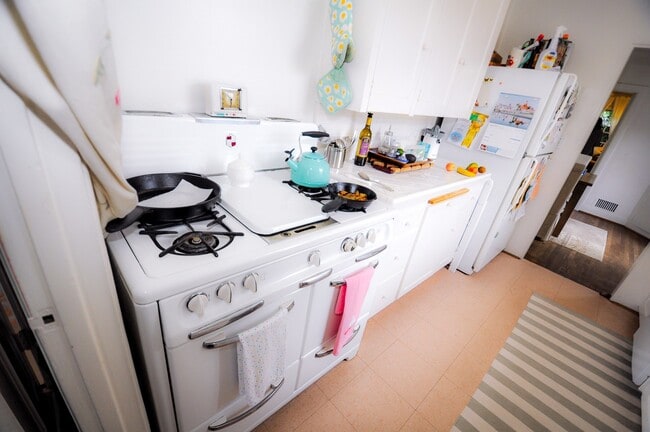 Building Photo - Beautiful 4 bedroom, 3 bath house. Available end of March. Long Term Unfurnished Rental!