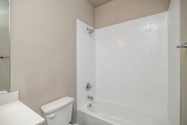 Building Photo - GORGEOUS 3 BEDROOM DUPLEX LOCATED IN MIDLO...