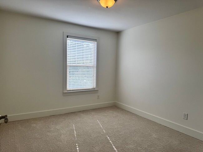 Building Photo - Beautiful 3BR Townhome in Franklin