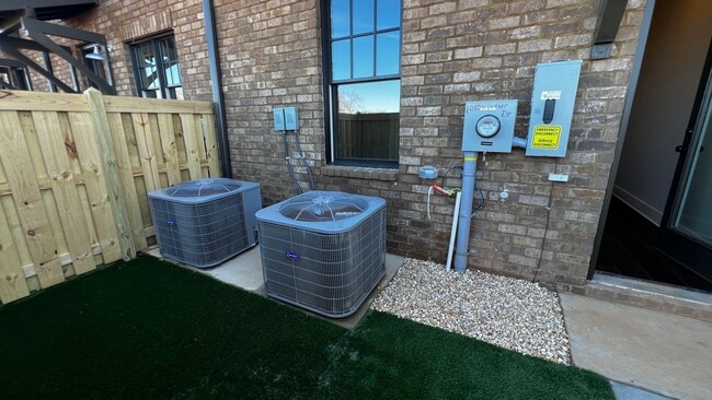 Building Photo - Spain Park Schools 3 Bedroom / 3 Bath Townhouse