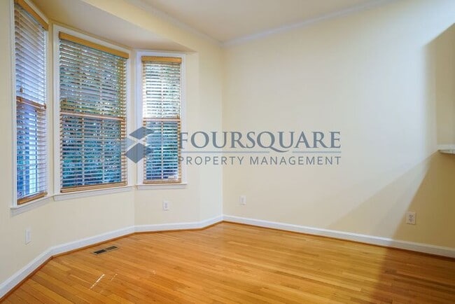 Building Photo - Spacious End-Unit 3-Bed Townhome with Back...
