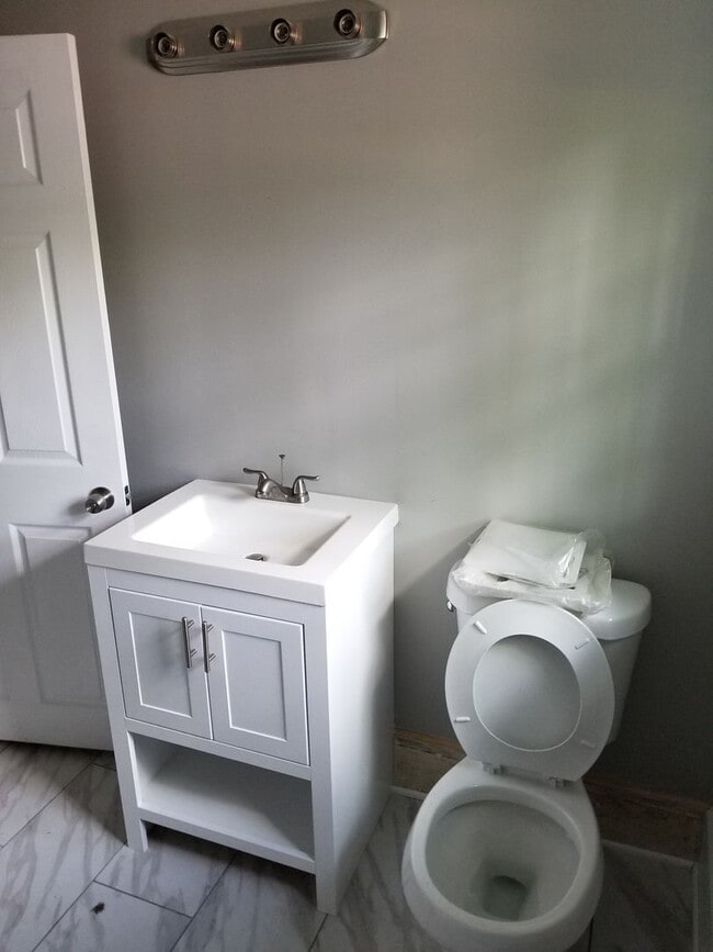 Building Photo - Cozy Home