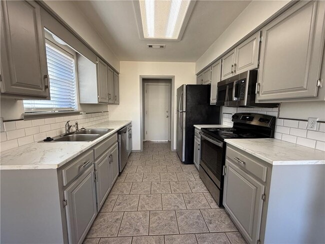 Building Photo - 350 E Margaret Pl