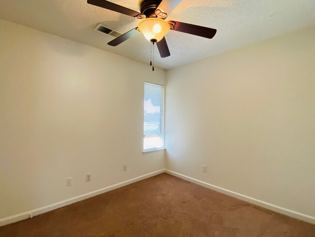 Building Photo - $2,050 Ashlan & Fowler, 3 Bedroom Home - H...