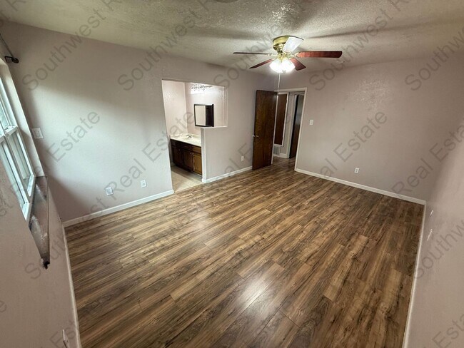 Building Photo - Beautiful 3 bedroom 2 bath brick home